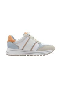Baskets sportives avec une tige en cuir blanc, des accents en suède gris clair et bleu, des détails oranges et une semelle en caoutchouc texturé.