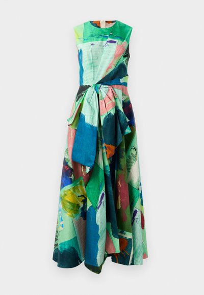 Barvita brezrokavna obleka z mešanico zelenih, roza in modrih abstraktnih vzorcev, s trakom v pasu in tekočim materialom.