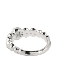 Silverringar med en texturerad, knölig design. Den släta inre ytan har en stämpel och ett metallrenhetsmärke. Rundad bandform.