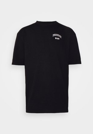 Černé tričko s krátkým rukávem, se zaobleným výstřihem a bílým vyšívaným logem na zadní straně. Klasický rovný střih.