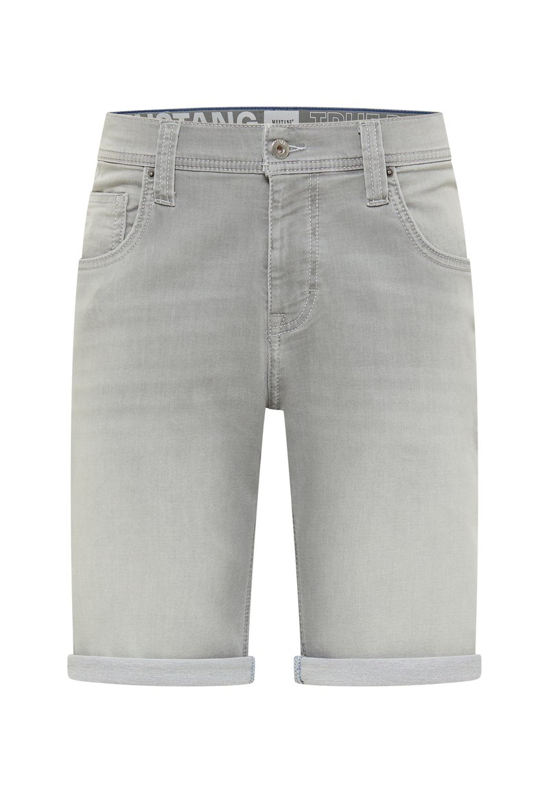 Jasnoszare dżinsowe szorty z podwiniętymi nogawkami, pięć kieszeni, kontrastowy pas z napisem. Gładka faktura i minimalne szwy.