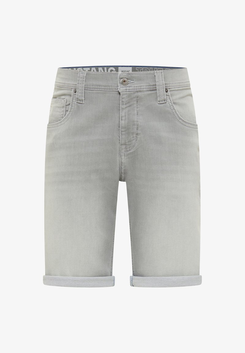 Jasnoszare dżinsowe szorty z podwiniętymi nogawkami, pięć kieszeni, kontrastowy pas z napisem. Gładka faktura i minimalne szwy.