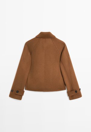 Brązowa kurtka z mieszanki wełny z kołnierzem z wycięciem, rękawami raglanowymi i zapinanymi na guziki mankietami. Gładka faktura z dopasowaną sylwetką i tylnymi szwami.