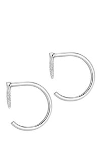 Sølvøreringe i form af hoops med et glat, cirkulært design og en tekstureret detalje ved lukningen. Letvægts og minimalistisk stil.