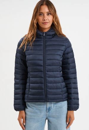 Marineblauwe pufferjack met horizontale lijnen, hoge kraag en ritssluiting aan de voorkant. Zachte, gladde textuur en aansluitend ontwerp voor warmte en comfort.