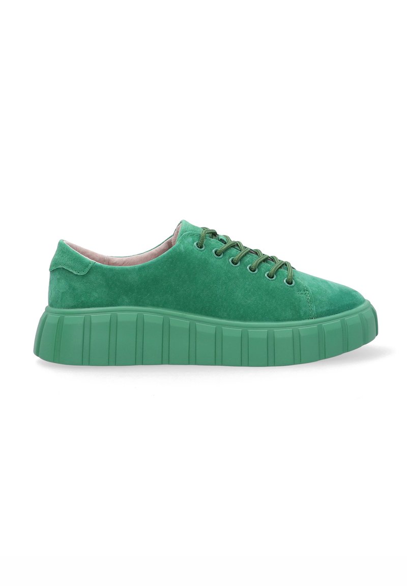 Grüne Wildleder-Sneaker mit einer dicken grünen Gummisohle, runden Schnürsenkeln und einer abgerundeten Spitze. Einheitliche Farbe mit glatter Textur.