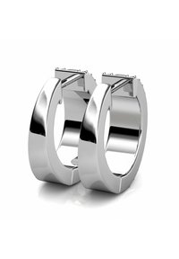 Orecchini a cerchio in argento con una finitura lucida, caratterizzati da una forma curva simmetrica e una chiusura a cerniera elegante. Superficie liscia e brillante.