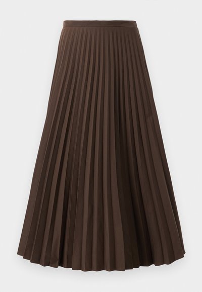 Hnedá midi dĺžky plisovaná sukňa s priliehajúcim pásom a rovnomerne umiestnenými vertikálnymi skladmi, vystavená na bielom pozadí.