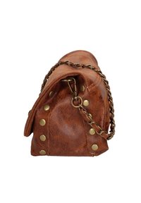 Borsa a mano in pelle marrone con design morbido, dotata di hardware in tonalità oro, borchie e tracolla a catena. Finitura testurizzata con un aspetto lucido.