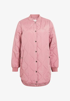 Gewatteerde roze bomberjack met een afgeronde zoom, drukknopen en geribbelde manchetten. Heeft een golvend patroon op de stof en zijzakken.