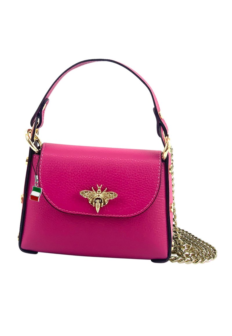 Sac à main en cuir rose avec un emblème en or en forme d'abeille, des accents noirs et une chaîne dorée. Il dispose d'une poignée supérieure et d'un pendentif amovible en forme de drapeau italien.