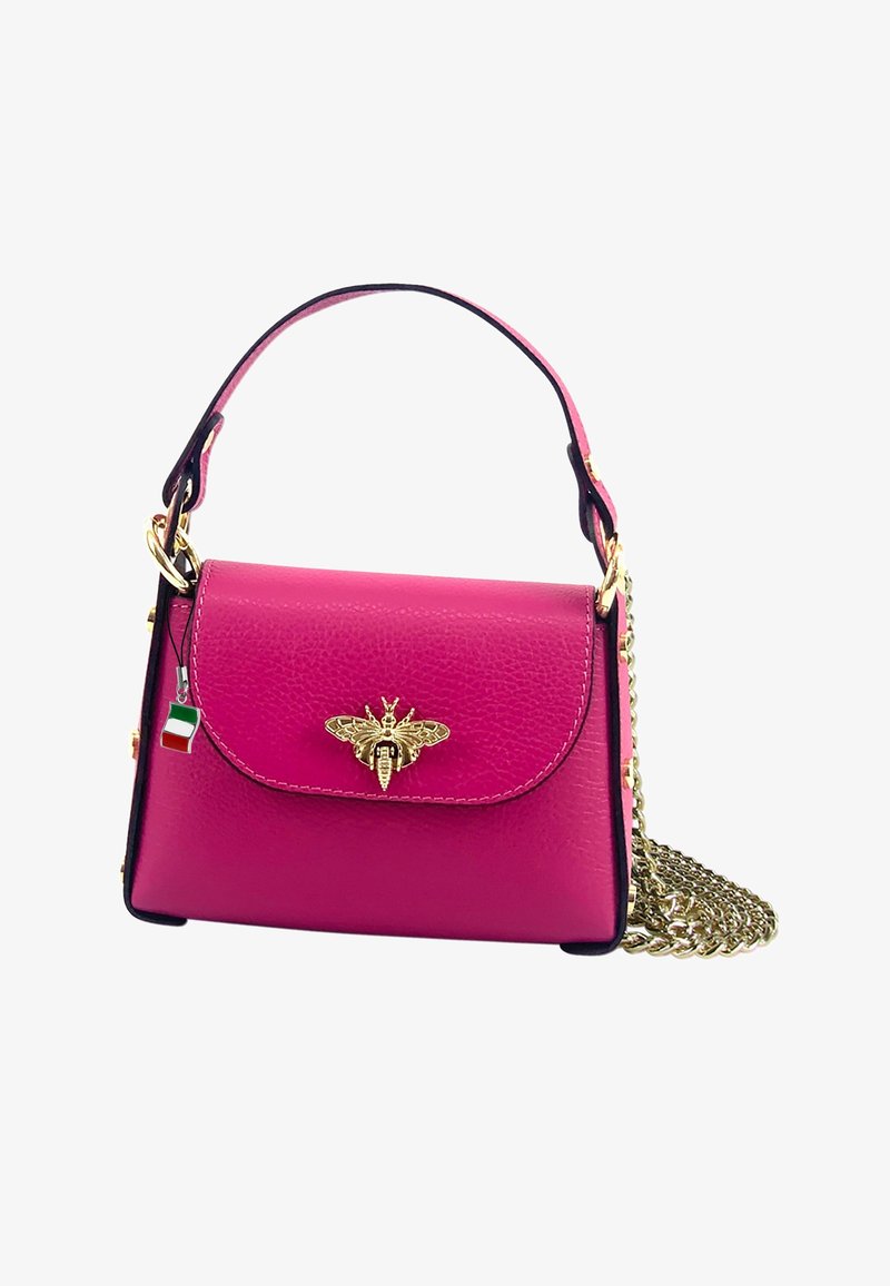 Sac à main en cuir rose avec un emblème en or en forme d'abeille, des accents noirs et une chaîne dorée. Il dispose d'une poignée supérieure et d'un pendentif amovible en forme de drapeau italien.