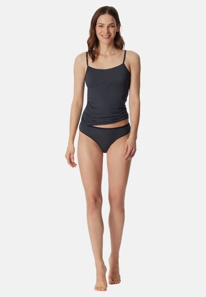 Marine gestreepte tankini-top met verstelbare bandjes; geplooid ontwerp. Bijpassende bikini-bodem heeft een lage taille en zachte stof.