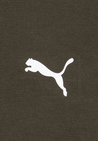 Olivengrønt stof med en glat tekstur, der har et hvidt springende puma-logo. Det enkle design fremhæver logoet mod baggrunden.