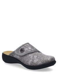 Grå slip-on klipklapper med et struktureret blomsterdesign, elastisk rem og en sort gummisål. Har en dekorativ sølvblomst som accent.