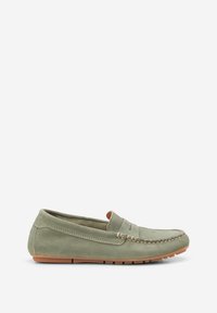 Lysgrønne ruskinds loafers med et mokkasindesign, der har dekorativ syning og en brun gummisål. Glat tekstur, afslappet stil.