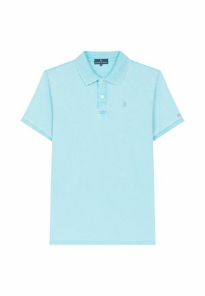 Lichtblauw poloshirt met korte mouwen, kraag, twee knopen en een klein geborduurd logo op de borst en mouw, maat medium.