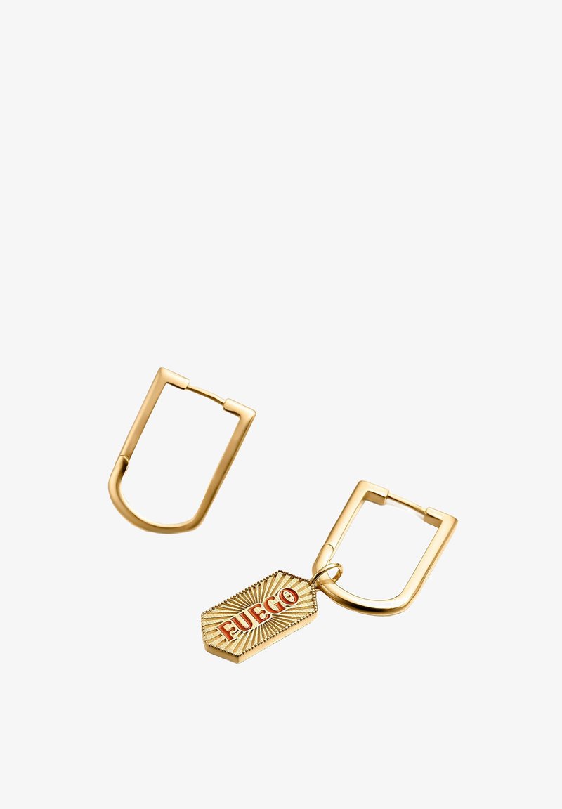 Pendientes de aro de oro con un diseño rectangular. Uno presenta una etiqueta colgante con la palabra "FUEGO" en letras rojas y un fondo texturizado.
