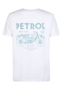 Weißes T-Shirt mit einem vintage-inspirierten blauen Motorrad-Graphic und dem Text "PETROL", "U.S.A.", "OUTDOOR SUPPLY" und "FLORIDA" auf der Rückseite.