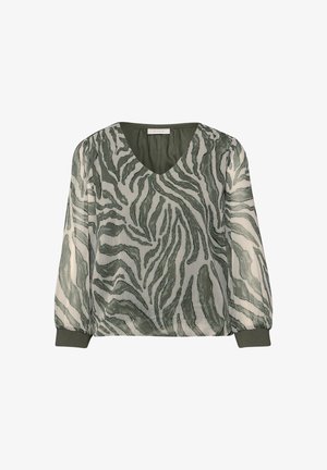 Blusa ligera con rayas abstractas de cebra en verde oliva y crema, escote en V, mangas largas transparentes y puños ajustados.