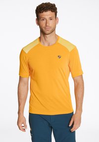 Camiseta de manga corta para hombre en un vibrante naranja, con hombros de textura de malla amarilla y un pequeño logo en el pecho. Tejido suave, corte atlético.