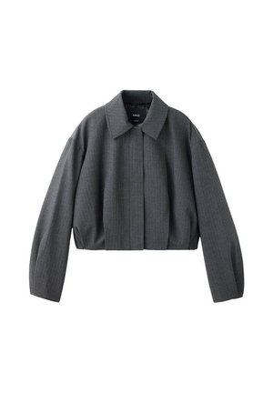 Chaqueta corta de color gris oscuro con mangas largas, cuello ancho y cierre frontal oculto, hecha de tejido con textura.