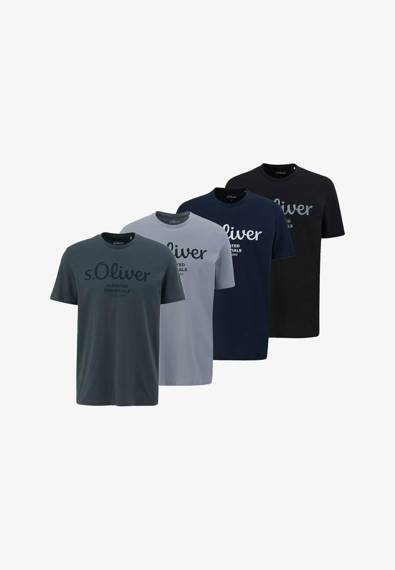 Vier katoenen t-shirts in donkergrijs, lichtgrijs, marineblauw en zwart. Elk heeft een ronde halslijn en heeft het merk "s.Oliver" aan de voorkant.