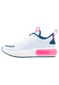 Bílé sportovní tenisky s tyrkysovými detaily, růžovou vzduchovou podrážkou, růžovými poutky a bílými tkaničkami, boční pohled.