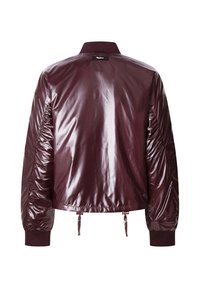 Bordo bomber jakas ar spīdīgu apdari, ribotiem aprocēm un apkakli, kā arī elastīgām saites virvēm apakšējā daļā. Iekļauj polsterētas sānu detaļas.