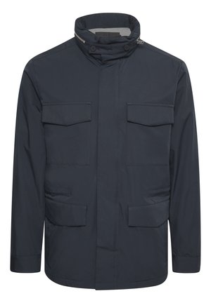 Veste bleu marine en tissu lisse, dotée d'un col haut, de deux grandes poches avant et d'un design épuré avec un minimum de matériel visible.