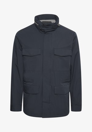 Marineblaue Jacke aus glattem Stoff, mit hohem Kragen, zwei großen Fronttaschen und einem schlanken Design mit minimal sichtbarem Zubehör.