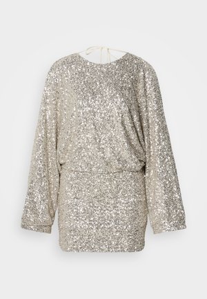 Ilga rankovė mini suknelė, padengta sidabriniais blizgučiais, su apvaliu iškirpimu ir raišteliu nugaros pusėje.