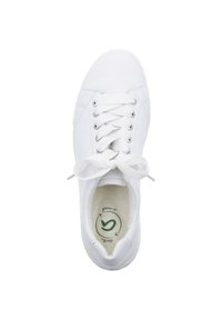 Witte sneaker van glad synthetisch materiaal, met veters, verstevigde neus en een zachte binnenvoering met een groen logo.