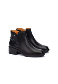 Bottines en cuir noir avec une texture lisse, bout rond, talon bas, et détail tressé sur le côté. Doublées avec un matériau de couleur tan.