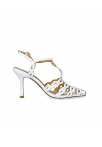 Sandal con tacco alto bianco con design ritagliato, sottile cinturino alla caviglia, punta affusolata e soletta color tan. Presenta un materiale sintetico testurizzato.