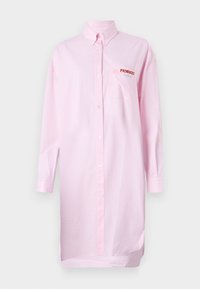 Ροζ καρό πουκάμισο με μακριά μανίκια, κολάρο με κουμπιά, μπροστινή τσέπη και λογότυπο "Fiorucci" στο στήθος. Λείος βαμβακερός ύφασμα.