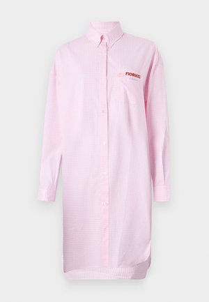 Rozā ģinģama krekls ar garām piedurknēm, ar pogām aizvērsamu apkakli, priekšējo kabatu un "Fiorucci" logo uz krūtīm. Gluds kokvilnas audums.