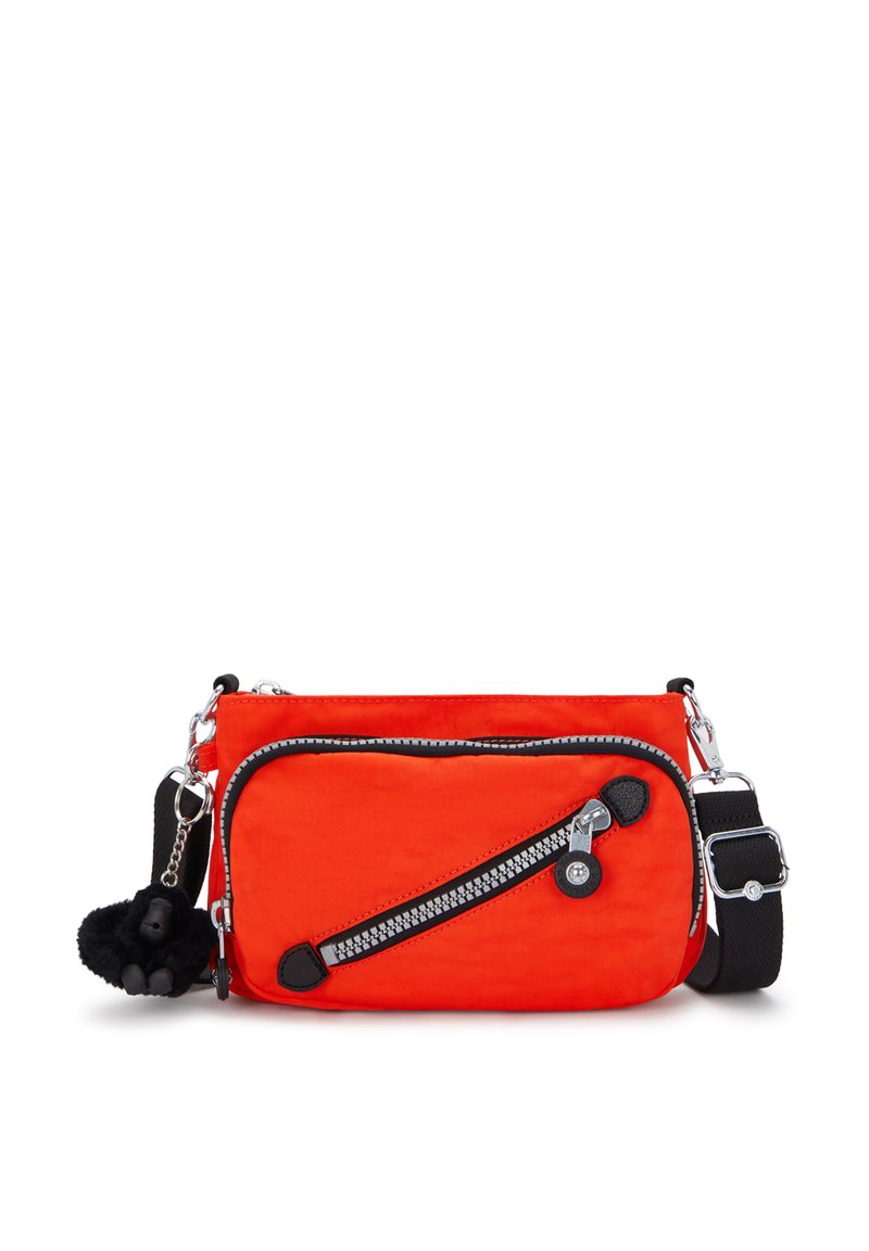 Borsa a tracolla arancione brillante con tasca frontale con zip diagonale, tracolla nera regolabile e piccolo portachiavi in peluche nero attaccato.