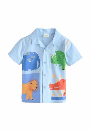 Camisa de manga corta color azul claro con ilustraciones de animales: elefante azul, dinosaurio verde, león naranja y cocodrilo rojo; diseño de botones.