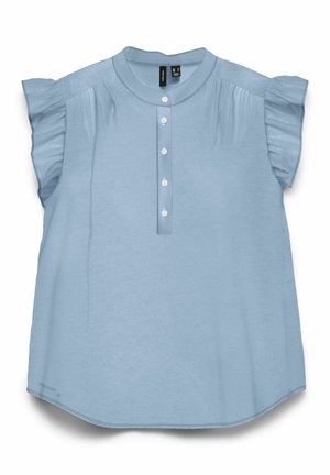 Blouse bleu clair avec des manches courtes à volants, un col rond et une rangée verticale de cinq boutons blancs sur la patte de boutonnage devant.