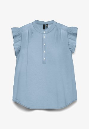 Blouse bleu clair avec des manches courtes à volants, un col rond et une rangée verticale de cinq boutons blancs sur la patte de boutonnage devant.