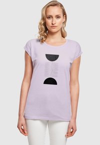 Merchcode ABSTRACT LINES EXTENDED SHOULDER TEE - T-shirts print - lilac