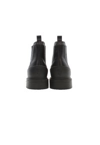 Černé kožené Chelsea boty s texturovanými bočními panely a poutky na zavlékání, se silnou gumovou podrážkou a embosovaným logem vzadu.