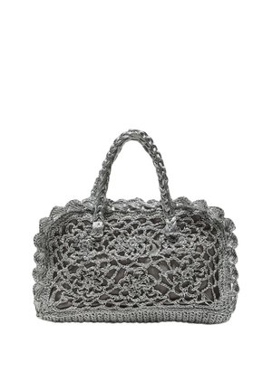 Šedá háčkovaná kabelka s vlnkovými okrajmi, kvetinovým vzorom s otvorenou prácou a dvoma pletenými rukoväťami.