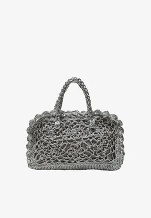 Grå hæklet håndtaske med bølgekant, blomstermønster i hulbroderi og to flettede håndtag.
