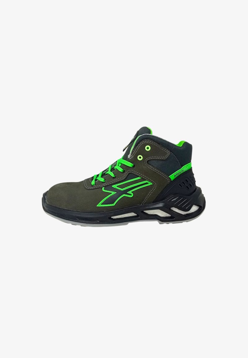 Scarpe da ginnastica alte verde e nere con tomaia in materiale sintetico, dettagli in rete, suola spessa e lacci verdi a contrasto. Logo distintivo sul lato.