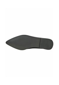 Scarpa nera a punta con una texture liscia e opaca. Caratterizzata da una suola piatta con leggere forme di grip. Design minimalista, senza hardware o accenti visibili.