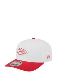 Weiße und rote Baseballmütze der Kansas City Chiefs mit Teamlogo auf der Vorderseite und New Era-Logo an der Seite.