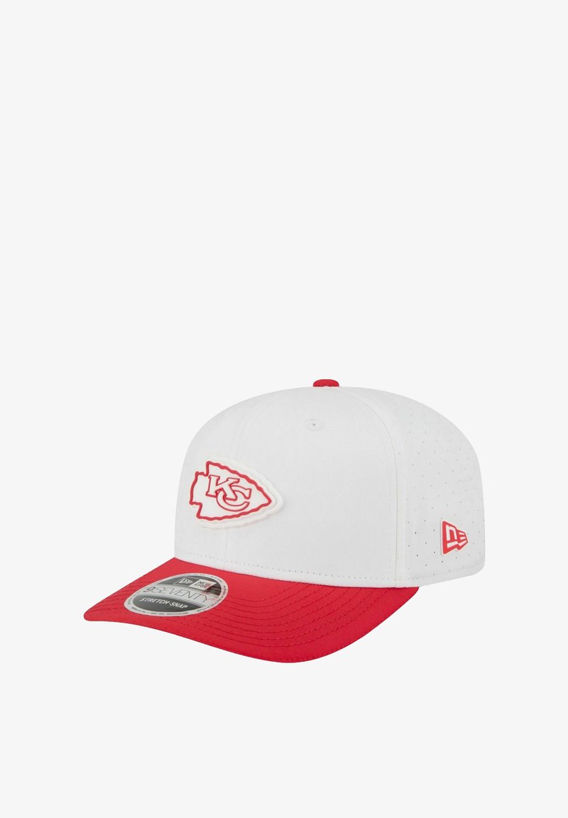 Weiße und rote Baseballmütze der Kansas City Chiefs mit Teamlogo auf der Vorderseite und New Era-Logo an der Seite.