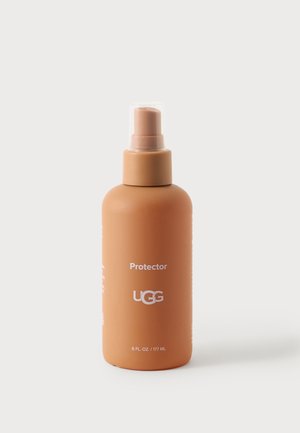 Bouteille spray en plastique marron étiquetée Protector UGG avec capuchon transparent, contenant 6 onces liquides ou 177 millilitres de produit.